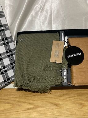 Steve Madden 2-pc Gift Set /Vegan Leather Wallet/100%Acrylic Scarf
